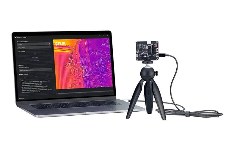 Kamera am Stativ, daneben die Auswertung der Sensordaten auf einem Rechner (Quelle: Teledyne FLIR)