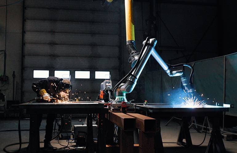 Universal-Robots-Cobot beim Schweißen in einer Werkstatt