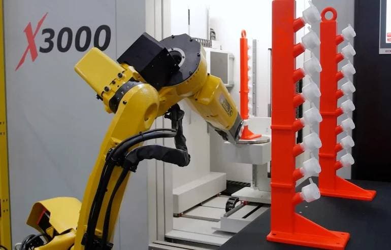 Roboterarm beim Beschicken einer Werkzeugmaschine (Quelle: The Robot Report)