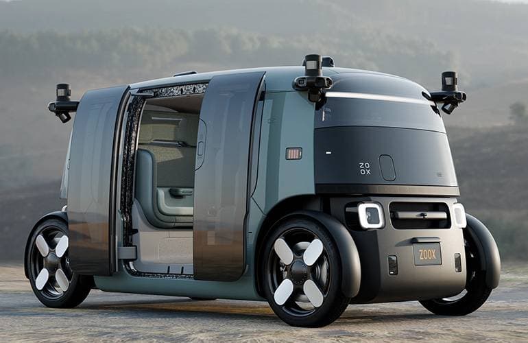 Robotaxi von Zoox mit großen aufklappbaren Türen auf einer Teststrecke