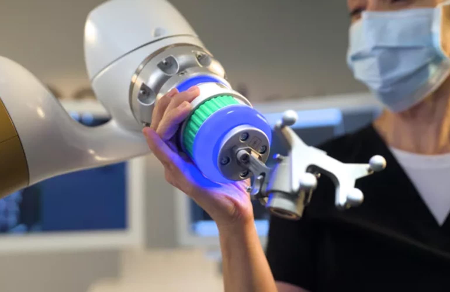 Enovis übernimmt Chirurgie-Roboter-Spezialist eCential — bis zu 211 Mio. €