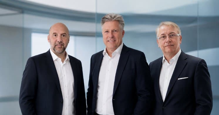 Andreas Lindemann (Mitte) mit den neuen Managing Directors Simon Jenkins (links) und Gianni Cossar (rechts)