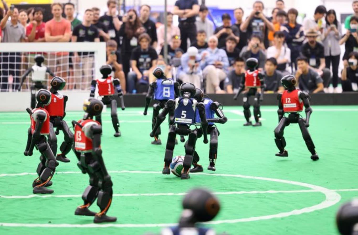 Humanoide Roboter beim 11-gegen-11-Fußballspiel bei RoboCup 2026