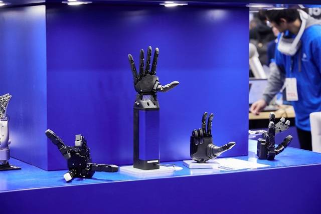 Roboterhände auf einer Fachmesse: Hände gelten als größter technischer Engpass und als teuerste Komponente eines Humanoi