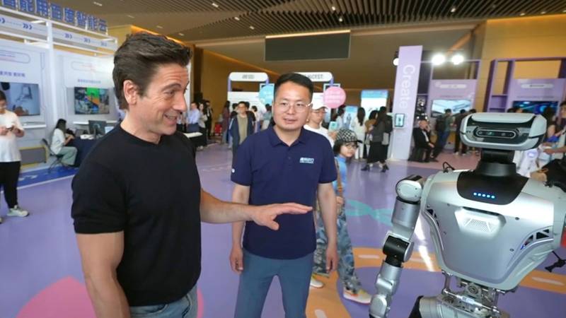 Humanoide Roboter sind auf Chinas KI-Messen allgegenwärtig. Im Streit geht es um die Modelle, die sie steuern. Quelle: H