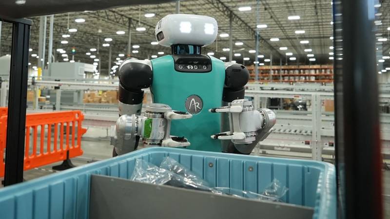 Humanoid Digit in einem Lager, abgetrennt durch eine Sicherheitsabsperrung Quelle: Agility Robotics