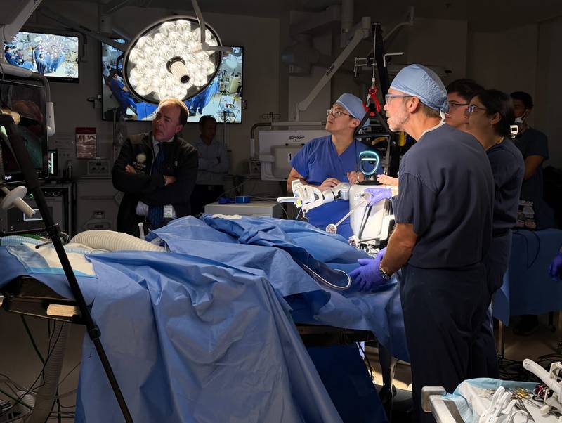 Operationssaal bei der laparoskopischen Testreihe mit humanoiden Assistenzrobotern Quelle: humanoid.guide