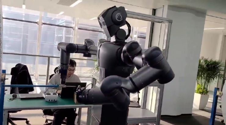 In China entstehen Trainingszentren, in denen humanoide Roboter mit Daten aus Haushalten und Fabriken trainiert werden. 