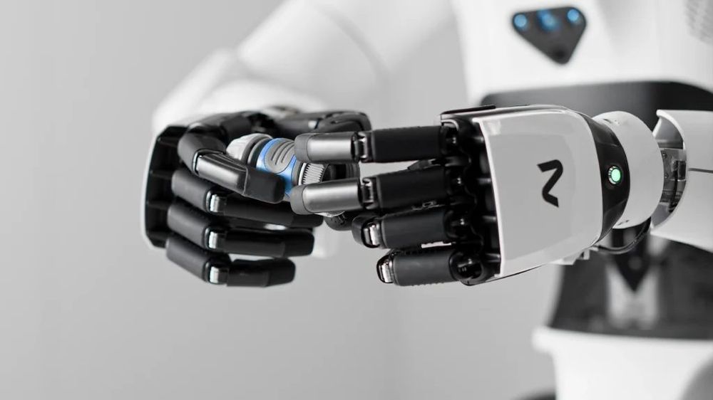 Zwei Hände des NEURA-Humanoiden, Markenzeichen am Handgelenk Quelle: NEURA Robotics