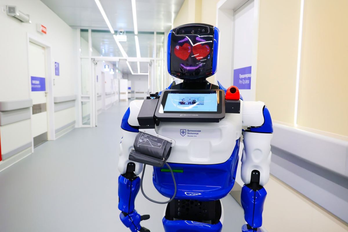 Service-Roboter im Flur einer Klinik — Transportwege gehören zu den am einfachsten automatisierbaren Aufgaben im Haus. Q