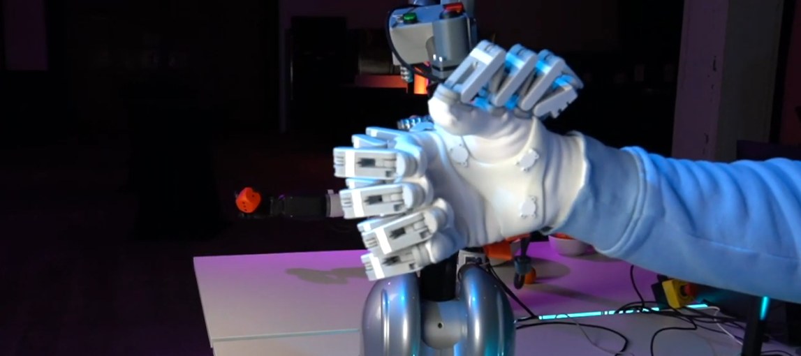 Datenhandschuh für das Lernen aus Demonstrationen: Der Mensch macht die Bewegung vor, der Roboter übernimmt sie Quelle: 