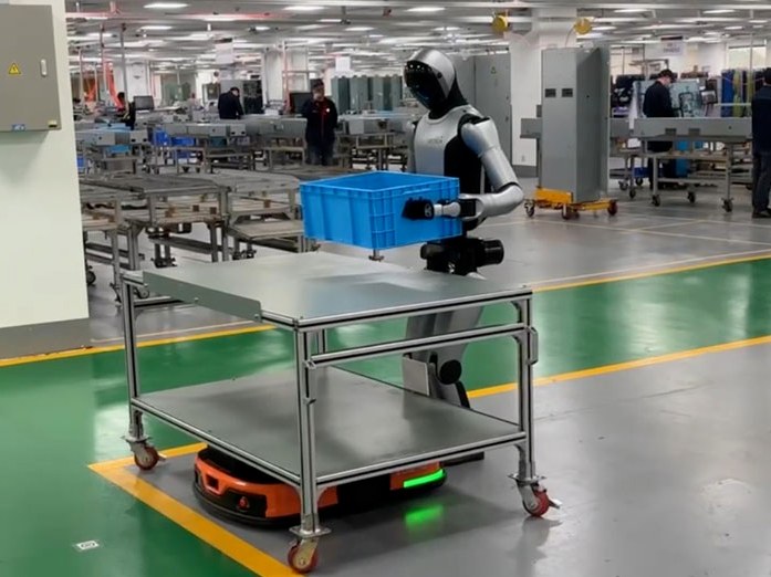 Humanoider Roboter transportiert Bauteile in einer Fertigungshalle Quelle: Humanoid Robotics Technology News
