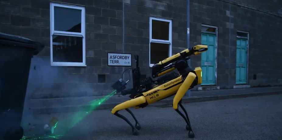 Roboter im Militäreinsatz sind bisher vor allem Arbeitsmaschinen — hier ein Vierbeiner im Auftrag des britischen Verteid