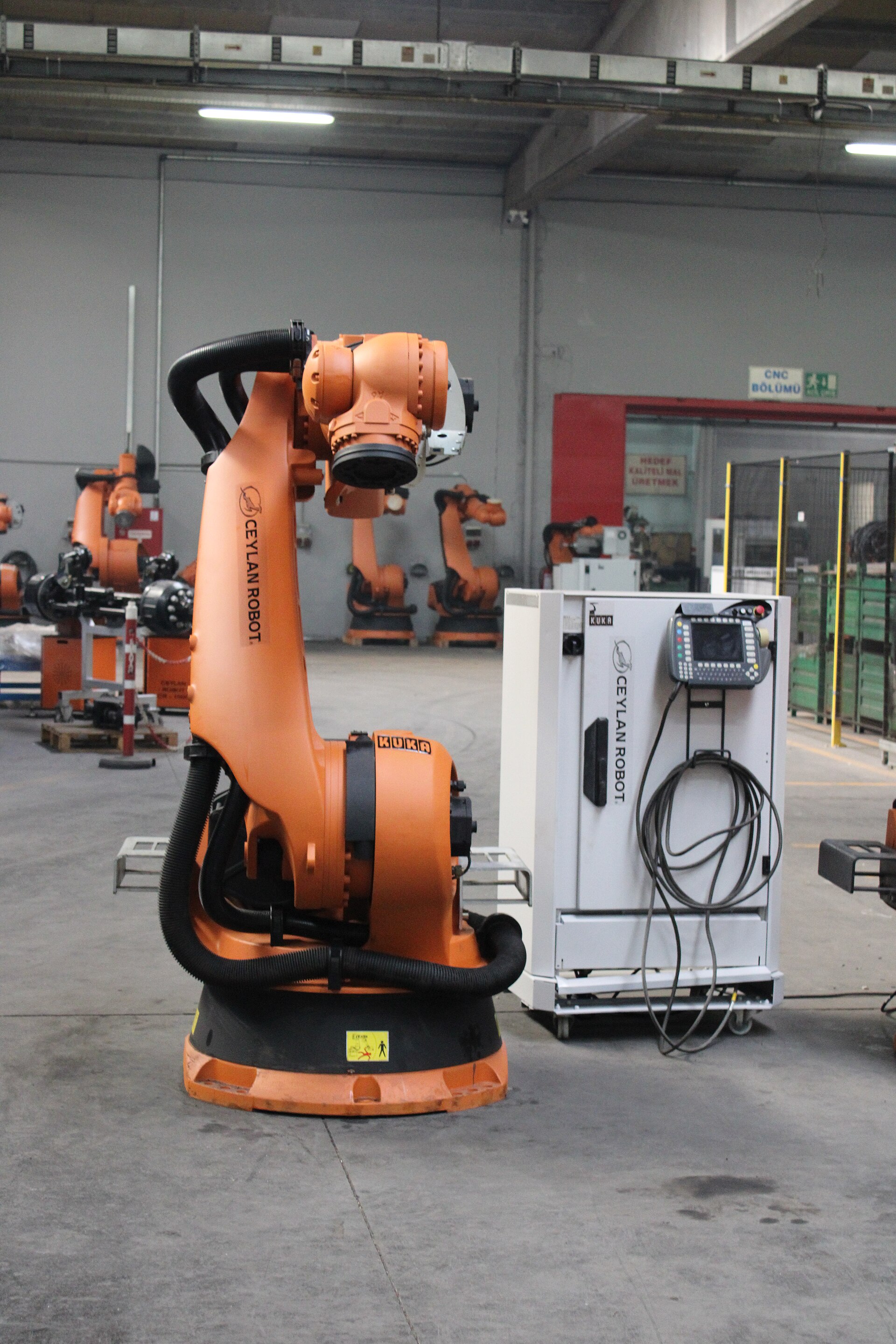Roboterzellen in einer Fertigungshalle: Die Maschinenbedienung gilt als der klassische Einstieg in die Automatisierung. 