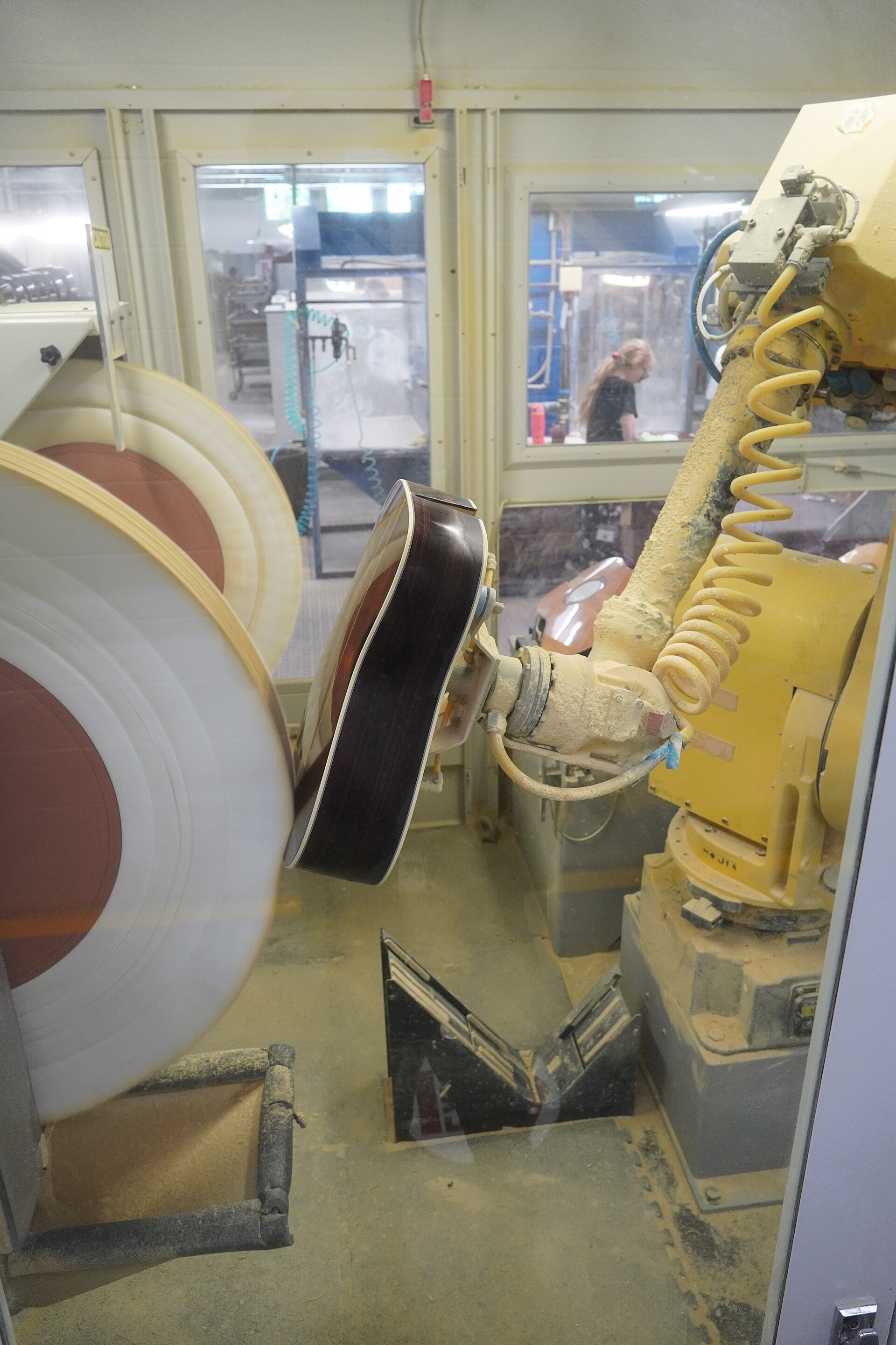Roboterarm poliert Gitarrenkorpusse im Werk von C.F. Martin — stationäre Roboter arbeiten heute schon an festen Arbeitsp