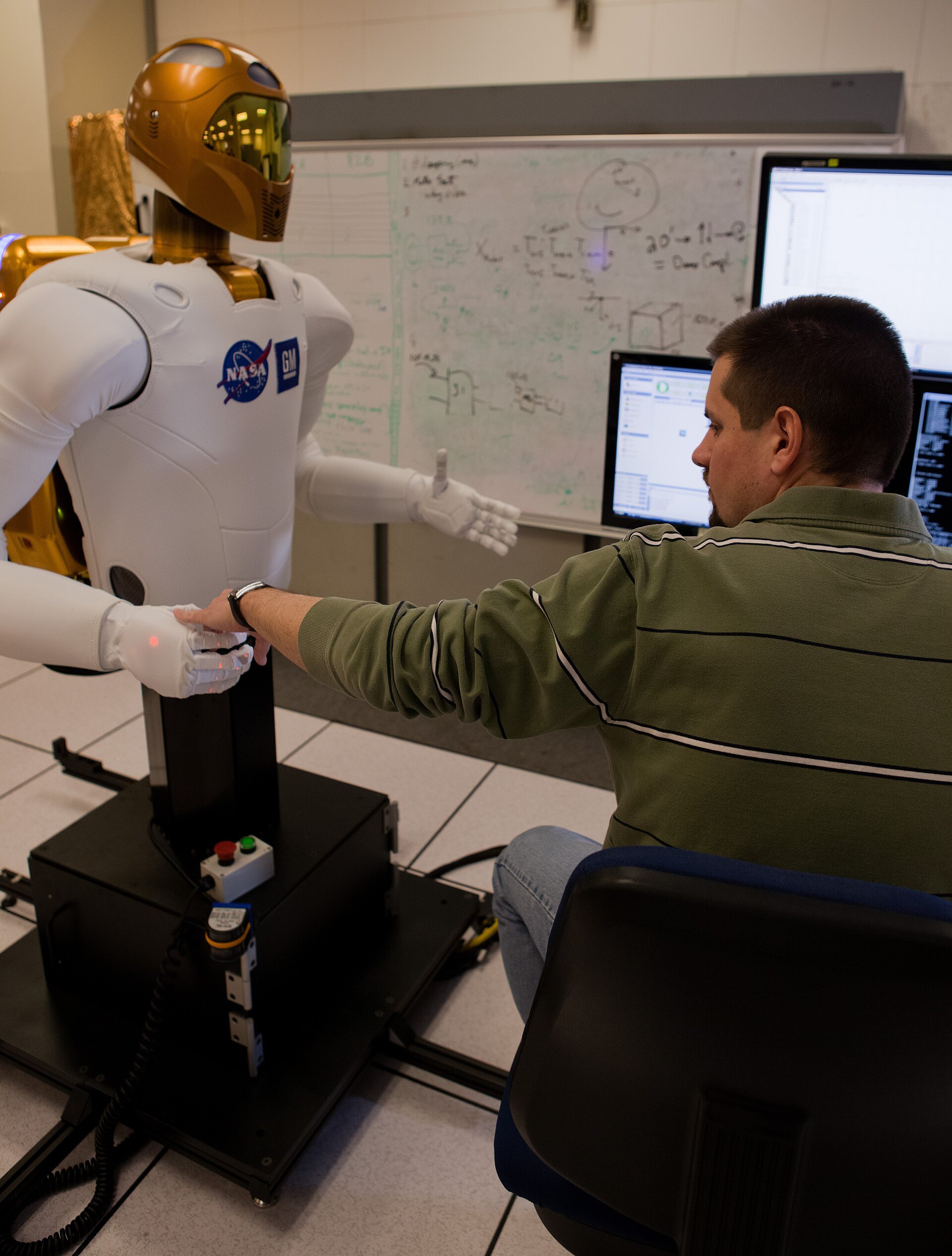Ingenieur arbeitet an einem Humanoiden von NASA und General Motors Symbolbild, Quelle: NASA