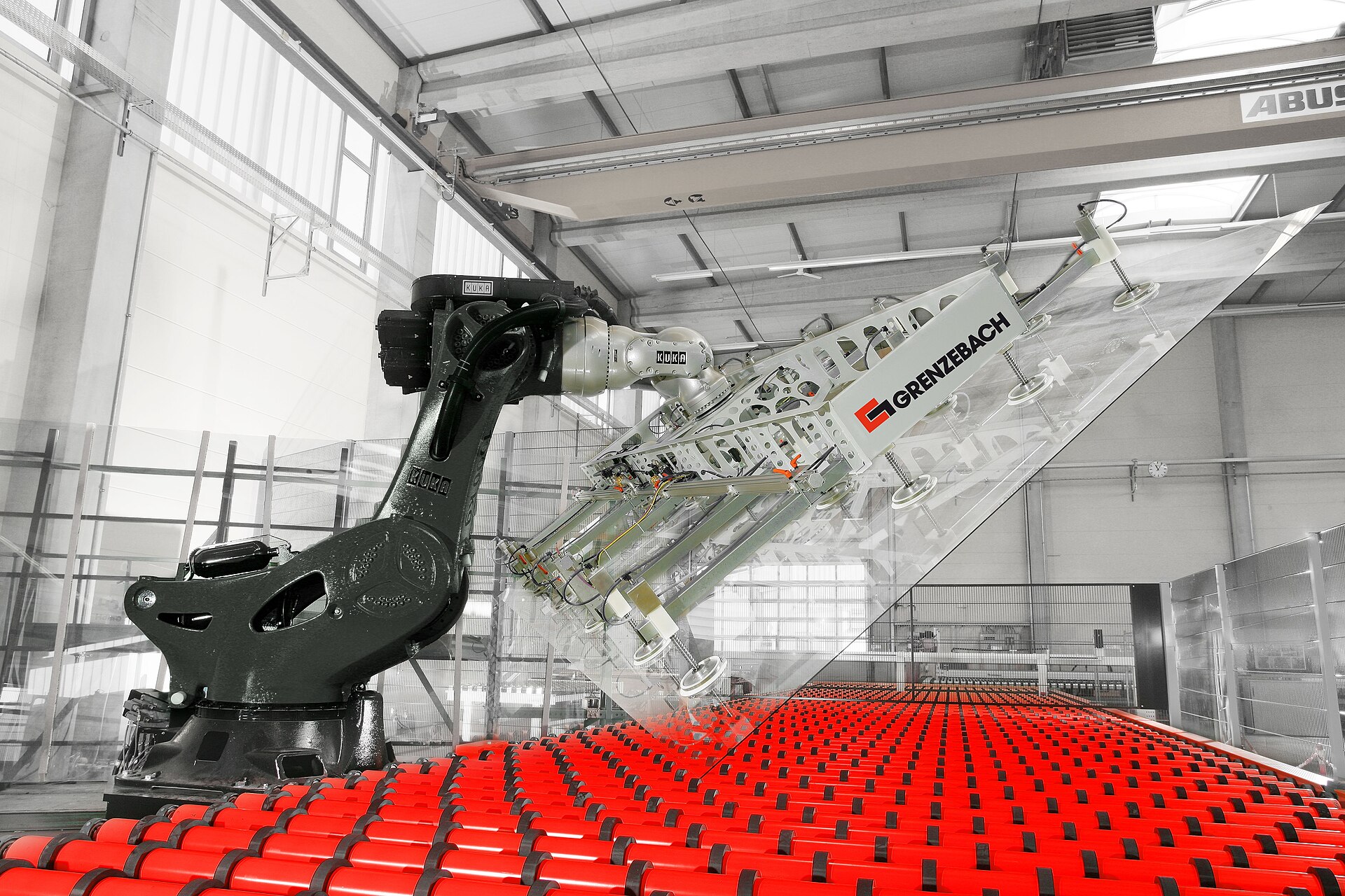 Industrieroboter setzt Glasscheiben um: Automatisierung in der Fertigung Foto: Wikimedia Commons, CC BY-SA 3.0