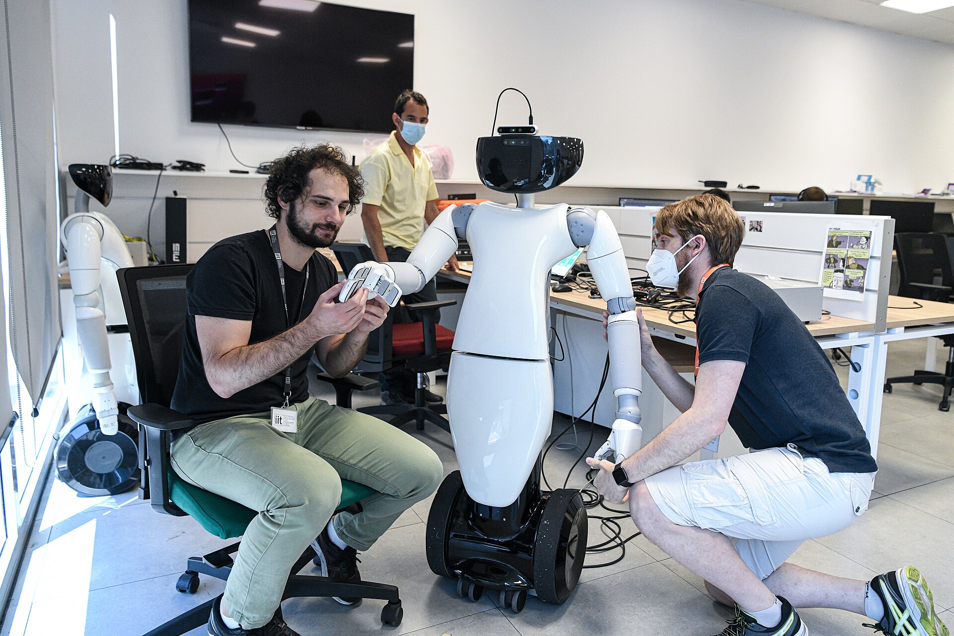Forscher arbeiten mit dem Humanoiden R1 im Labor des Istituto Italiano di Tecnologia. Symbolbild, Quelle: IIT