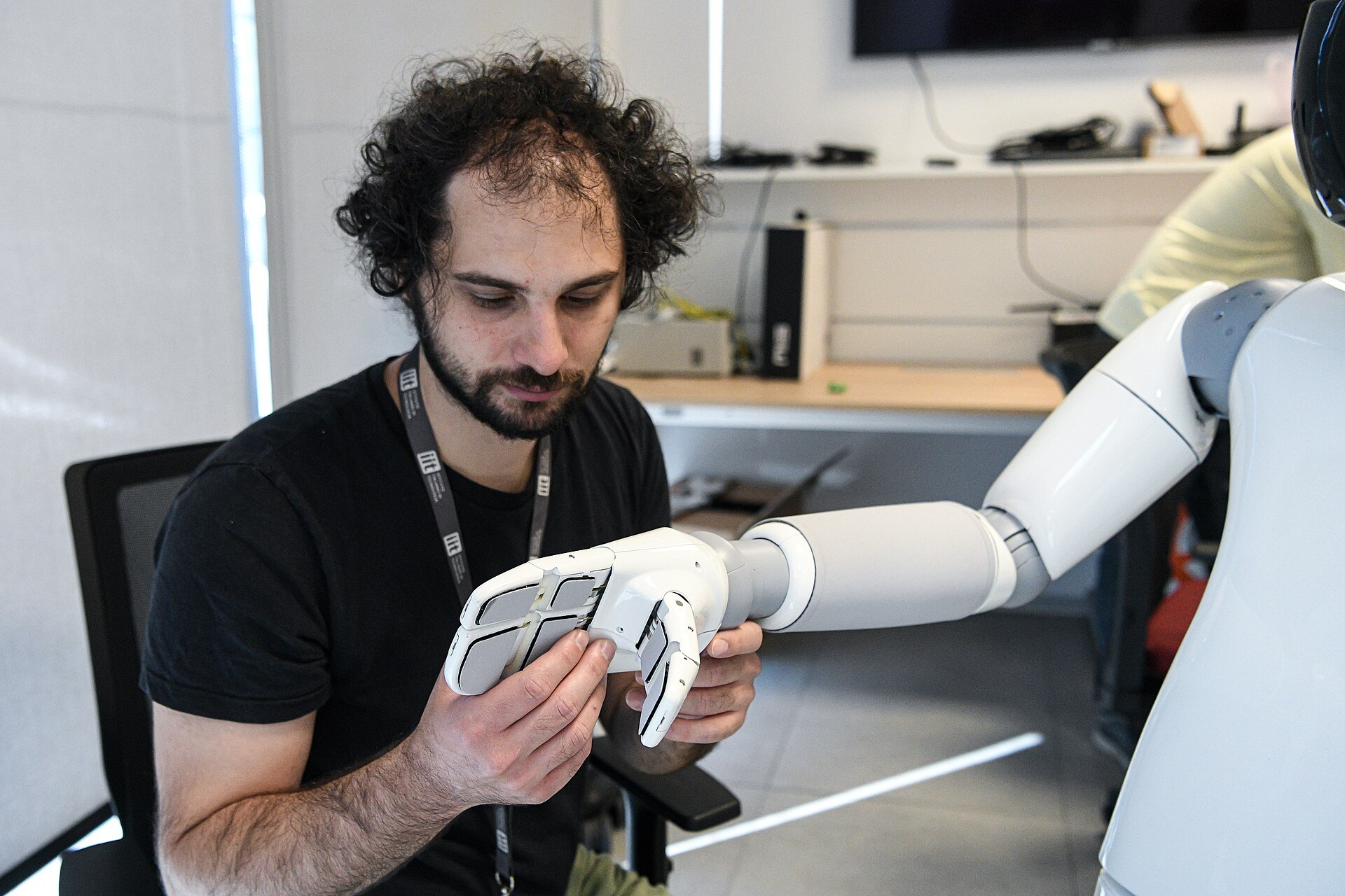 Forschung an einem Humanoiden im Labor Symbolbild, Quelle: CRIS-Labor für Humanoid-Sensorik