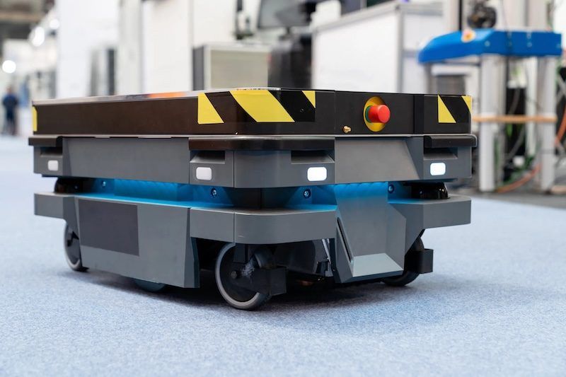 Mobiler Roboter mit Warnstreifen und Not-Aus-Taster Quelle: Robotics & Automation News