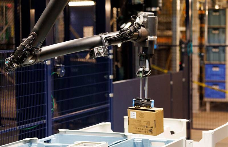 Ein Roboterarm setzt ein Paket in ein Behältnis — solche Zellen werden künftig mit der Sortierfläche celluveyor kombinie