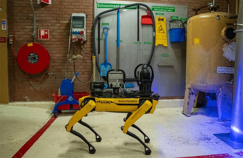 Spot im technischen Einsatz. Der Roboterhund arbeitet heute vor allem in Lagerhallen und Industrieanlagen. Quelle: The R