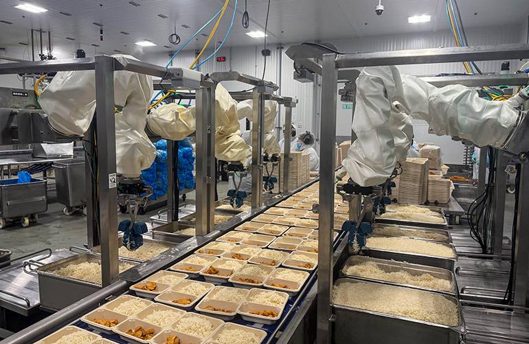 Chef Robotics hat nach eigenen Angaben 100 Millionen Portionen mit seinen Robotern zusammengestellt. Quelle: The Robot R