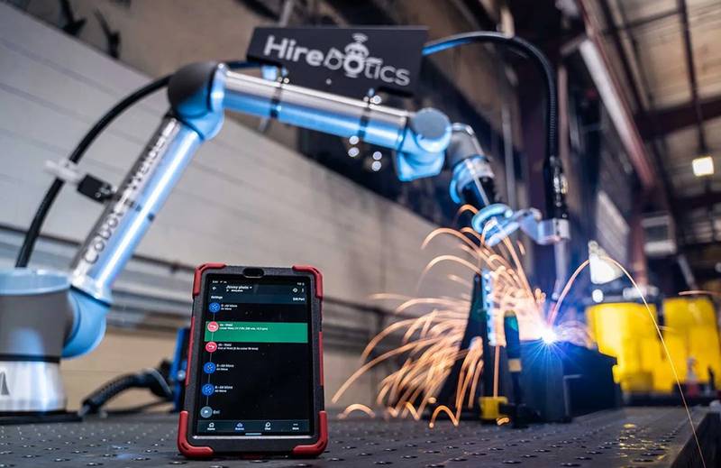 Cobot von Hirebotics beim Schweißen in der Metallfertigung Quelle: Hirebotics