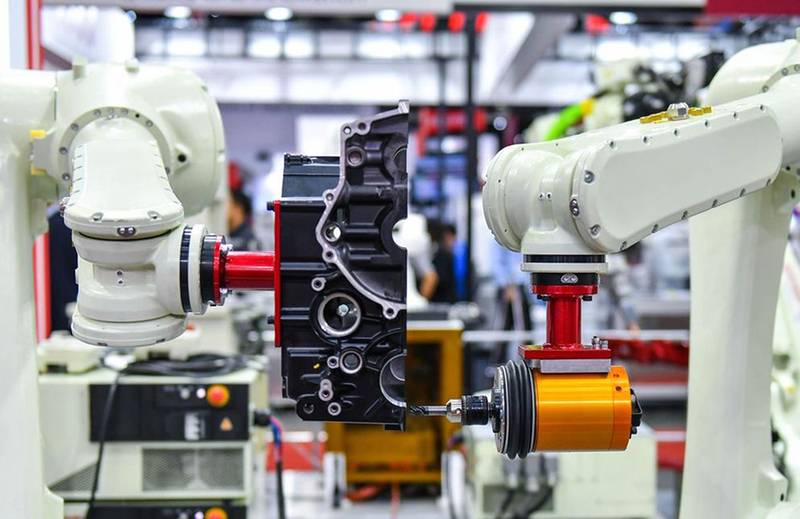 Roboterzellen in einer Fertigungshalle: Bildverarbeitung prüft Lage und Qualität der Bauteile. Quelle: The Robot Report
