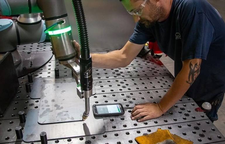 Mitarbeiter und Cobot an derselben Werkbank — solche Anwendungen lassen sich in Stuttgart testen Quelle: The Robot Repor