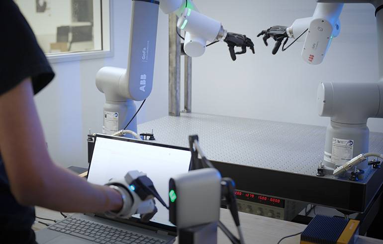 Menschliche Hand trifft Roboterhand: Greiftechnik entscheidet über den Einsatz Symbolbild, Quelle: Psyonic