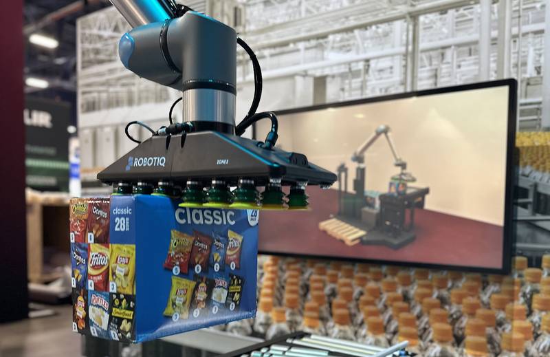 Roboterarm mit Greifer beim Teilehandling Quelle: The Robot Report