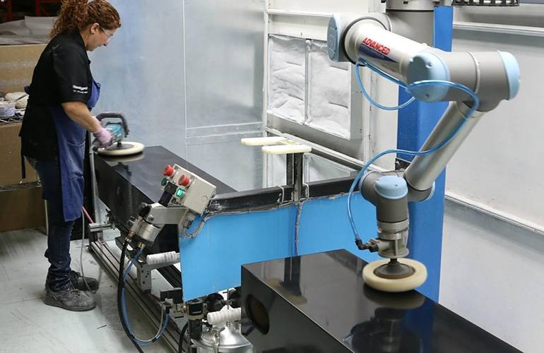 Mensch und Cobot an derselben Station: Universal Robots hat seine Arme für die Zusammenarbeit mit Mitarbeitern gebaut. Q