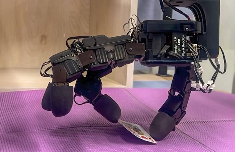 Taktile Greiffinger erkennen Kontakt und Kraft, hier beim Aufnehmen einer Karte Quelle: The Robot Report / XELA Robotics