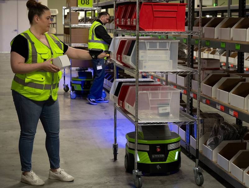 Mobile Roboter übernehmen den Materialtransport im Lager Symbolbild, Quelle: The Robot Report
