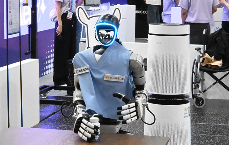 Der Pflegeroboter GenP von GENON mit Medikamentenflasche auf der AI Expo Korea 2026 Quelle: Humanoid Robotics Technology