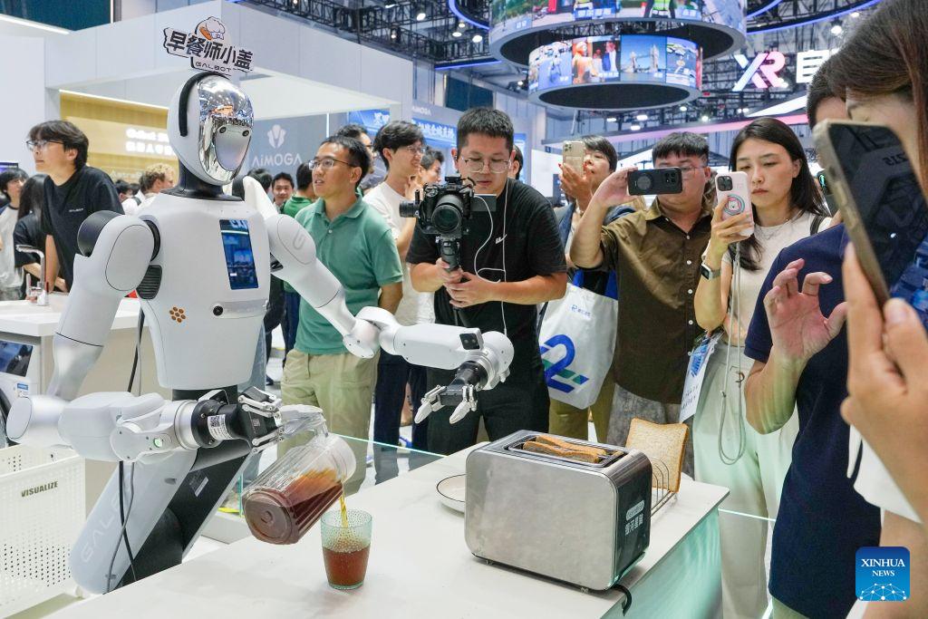Roboter bereitet Frühstück zu — wie weit Service-Roboter bei realen Aufgaben sind Quelle: Xinhua