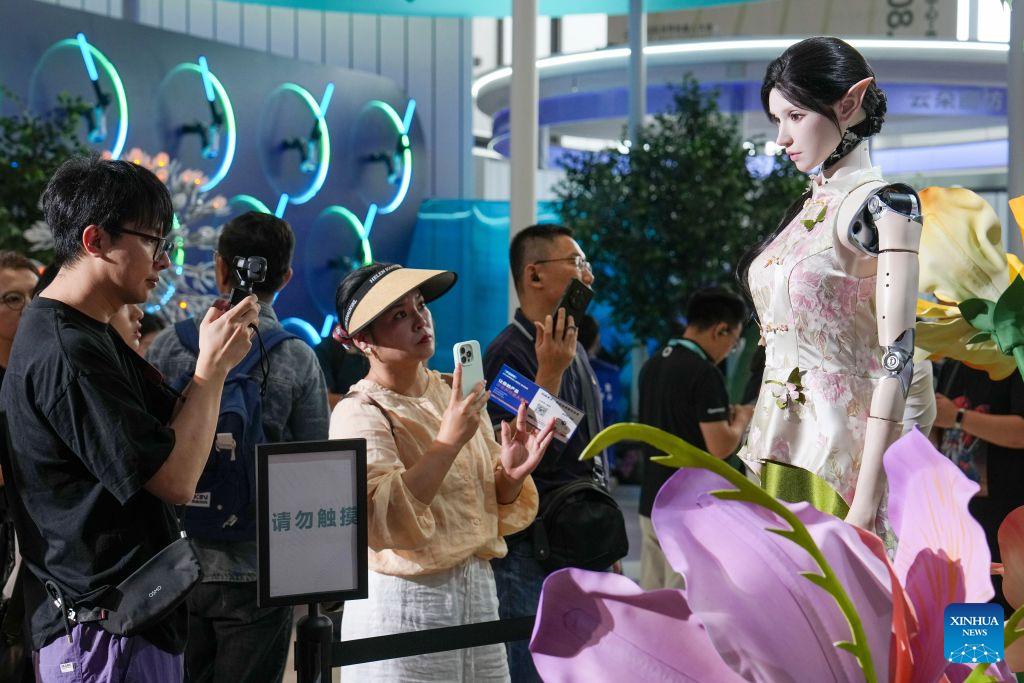 Tourguide-Roboter führt Besucher über die Messe — ein Beispiel für den heutigen Kundeneinsatz Quelle: Xinhua