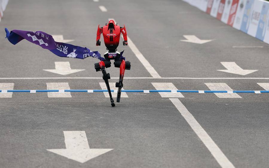 Flash überquert im ferngesteuerten Halbmarathon die Ziellinie Quelle: Xinhua/Zhang Chenlin