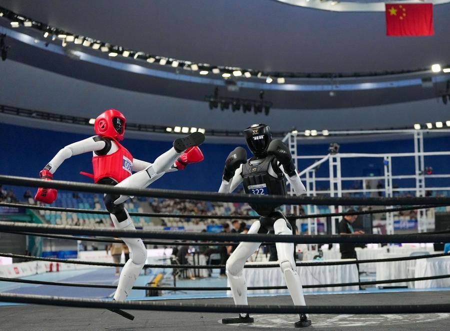 Schwergewichts-Kickboxen: AGIbot-Team gegen Shanghai Circus School & AGIbot Quelle: Xinhua/Ju Huanzong